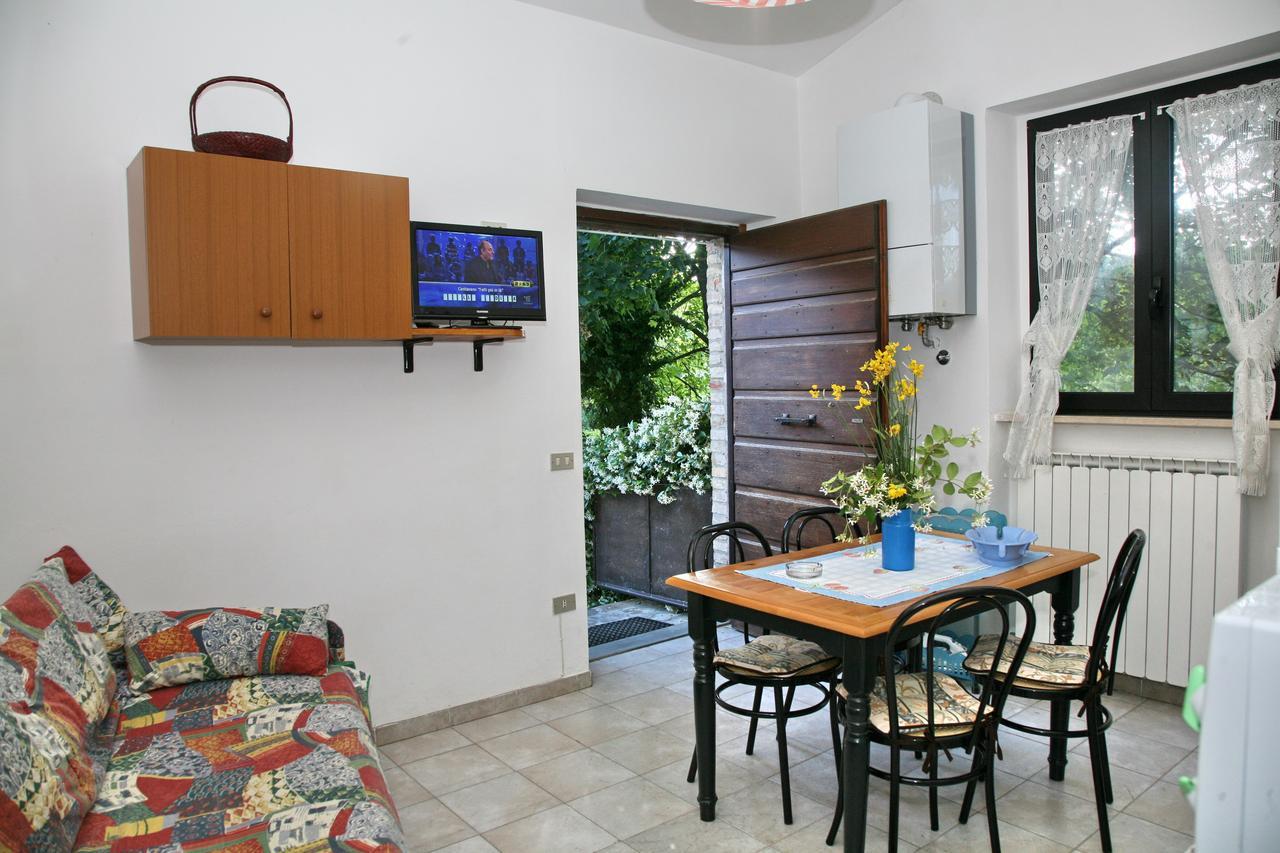 גוביו Agriturismo Villa Mozart Nel Verde מראה חיצוני תמונה